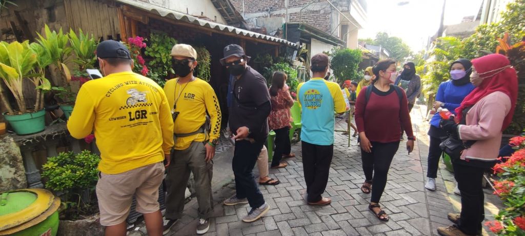 Puluhan pesepeda kunjungi Kampung Jeruk, Kali Kedinding, Surabaya. (Foto: Istimewa)