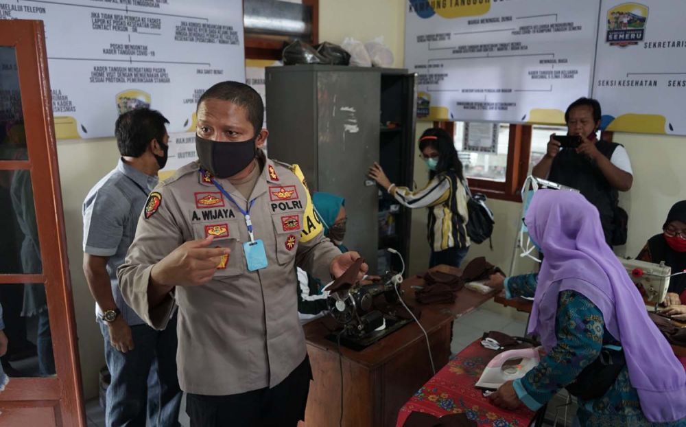 Kapolres Probolinggo Kota AKBP Ambaryadi Wijaya di Kampung Tangguh Semeru RW 12 Kelurahan Kanigaran