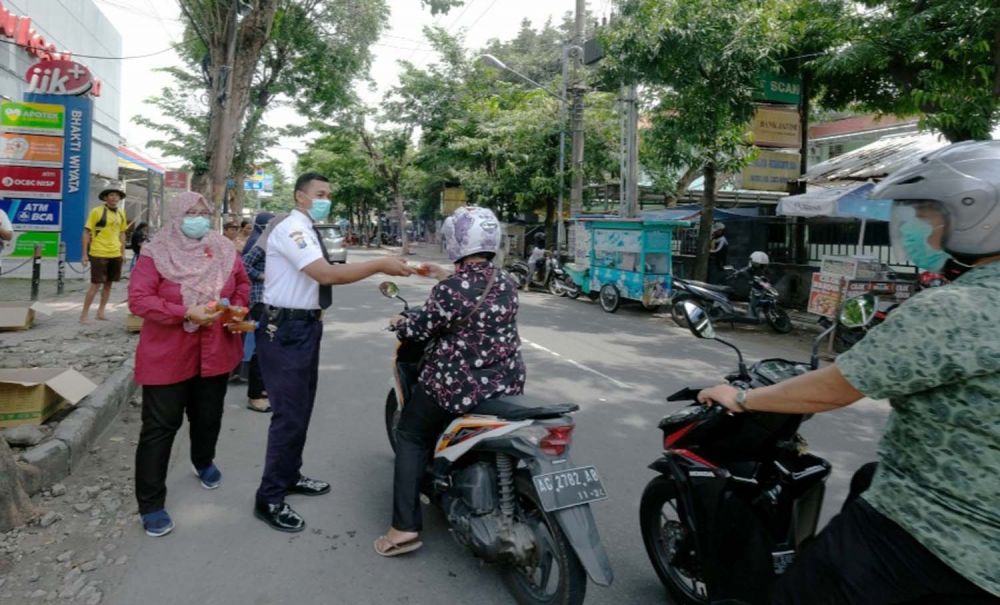 Institut Ilmu Kesehatan Bhakti Wiyata Kota Kediri membagikan hand sanitizer dan jamu gratis kepada masyarakat