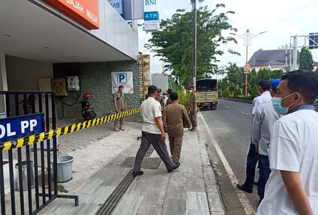 Penyegelan Kantor Kas BNI di Jalan Gajah Mada, Kota Mojokerto oleh Satpol PP