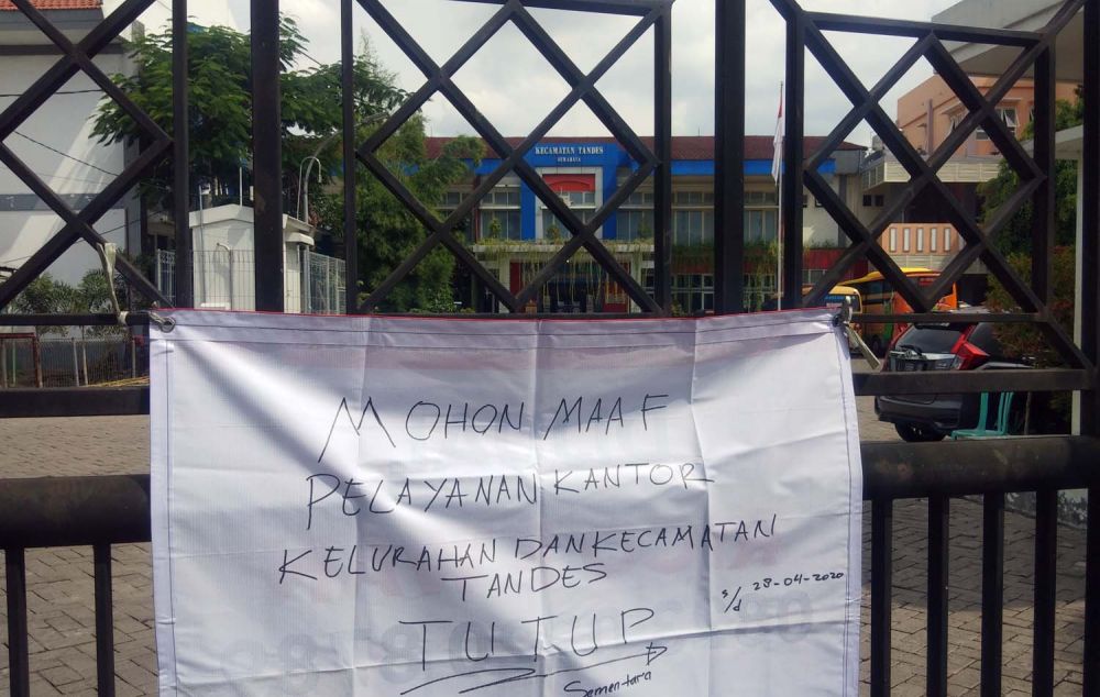Pengumuman di pagar Kantor Kecamatan dan Kelurahan Tandes, Surabaya (Foto: Jajeli Rois/jatimnow.com)