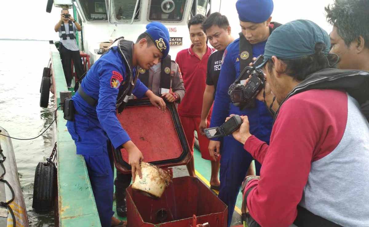 Ditpolair Korpolariud Baharkam Mabes Polri menunjukkan BBM ilegal yang mereka amankan