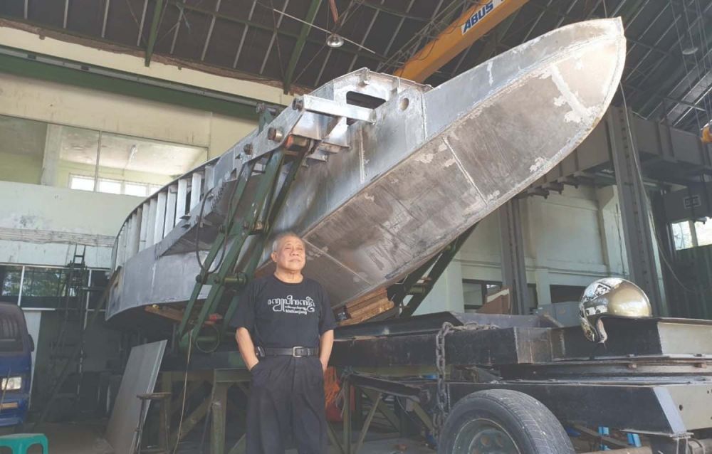 Ir Wisnu Wardhana dengan kapal perang The Croc rancangannya di Pusat Penelitian Kelautan ITS