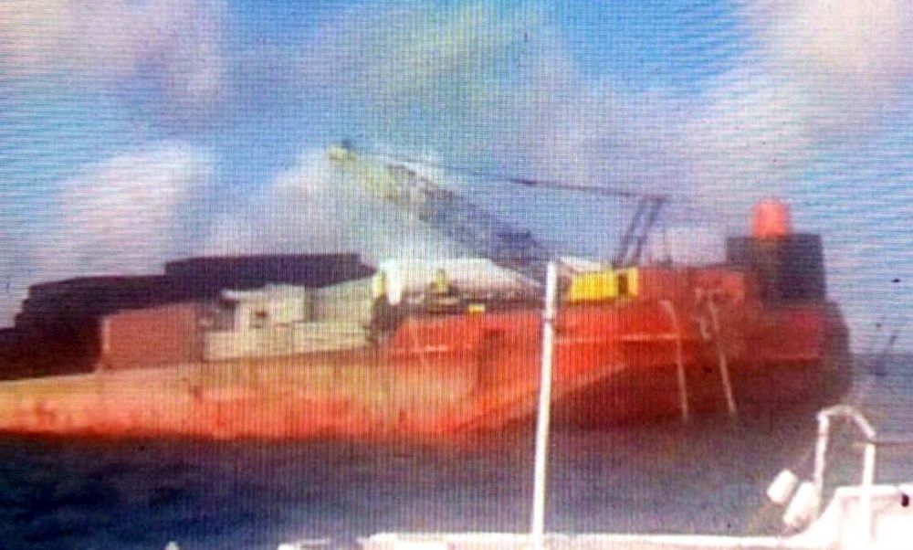 Penampakan Kapal Tongkang AP 610 yang ditemukan di Perairan Sagento, Sapeken, Sumenep, Madura (Foto: Istimewa)

