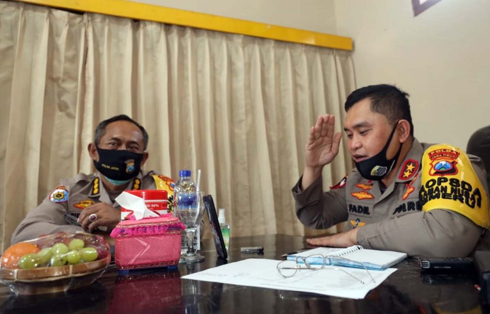 Kapolda Jatim Irjen Pol M Fadil Imran saat menyapa pasien Covid-19 di Gresik menggunakan HP Bhabinkamtibmas