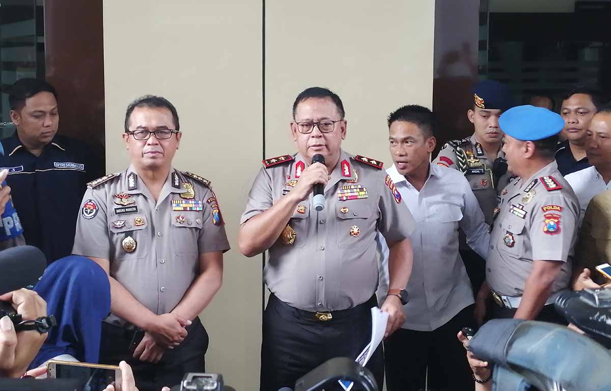 Kapolda Jatim, Irjen Pol Luki Hermawan (tengah) dan Kabid Humas Polda Jatim, Kombes Pol Frans Barung Mangera (kiri)/ Foto: Dok jatimnow.com