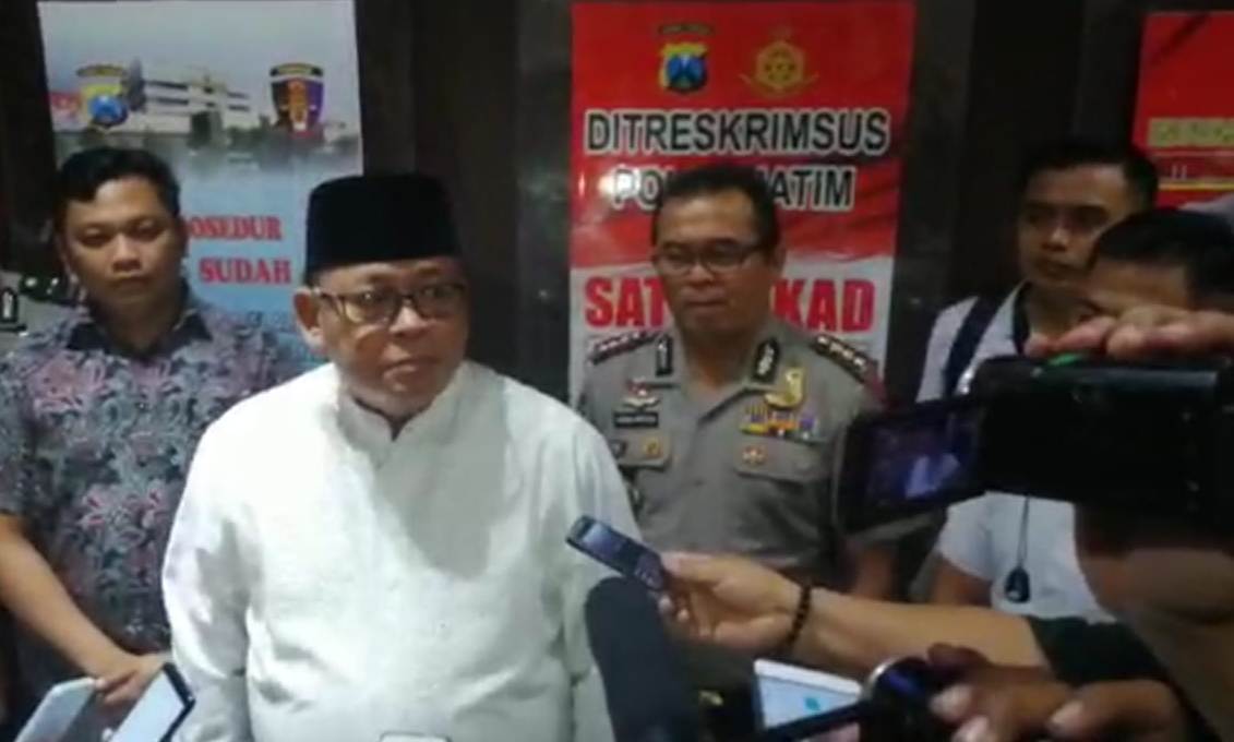 Kapolda Jatim, Irjen Pol Luki Hermawan (pakai peci)