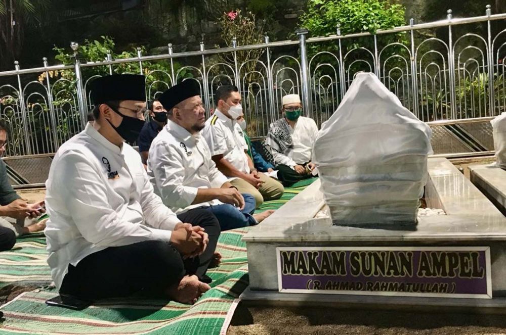 Ketua DPD RI La Nyalla Mahmud Mattalitti dan Kapolda Jatim Irjen Pol M Fadil Imran saat berziarah di makam Sunan Ampel di Surabaya