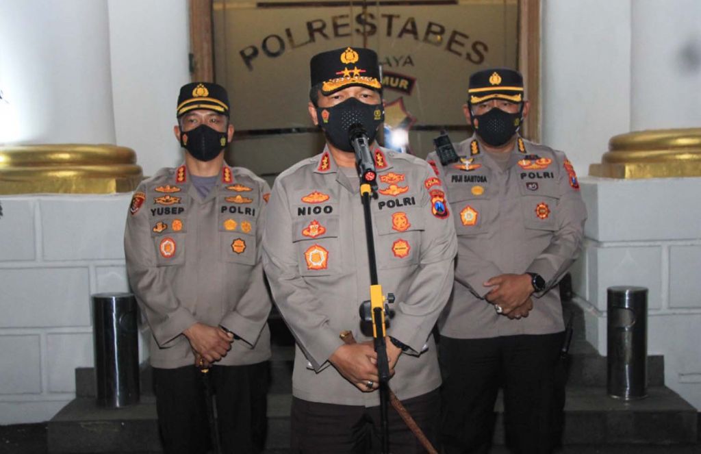 Kapolda Jatim Irjen Pol Nico Afinta (tengah) bersama Kapolrestabes Surabaya Kombes Akhmad Yusep Gunawan (kiri)
