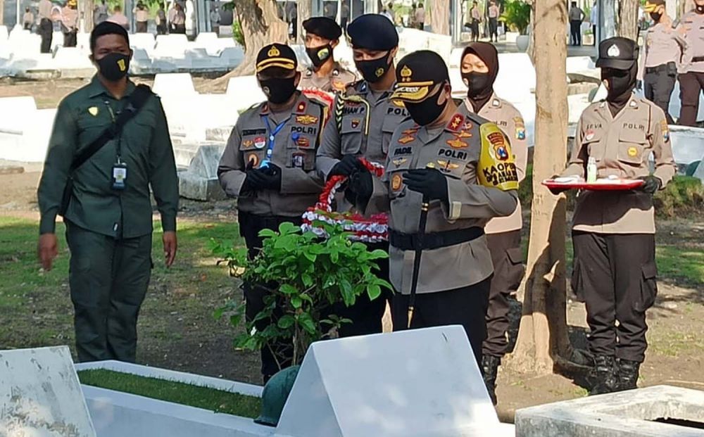 Kapolda Jatim Irjen Pol (Purn) M Fadil Imran saat berziarah ke TMP 10 November, Jalan Mayjen Sungkono, Surabaya