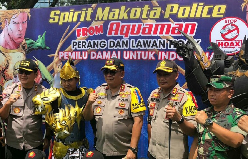 Kapolda Jatim Irjen Pol Luki Hermawan berfoto bersama dengan tokoh superhero di Malang.