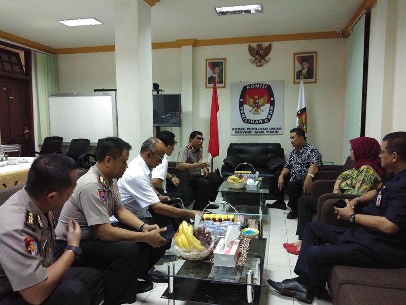 Kapolda saat mengunjungi kantorKPU Jatim