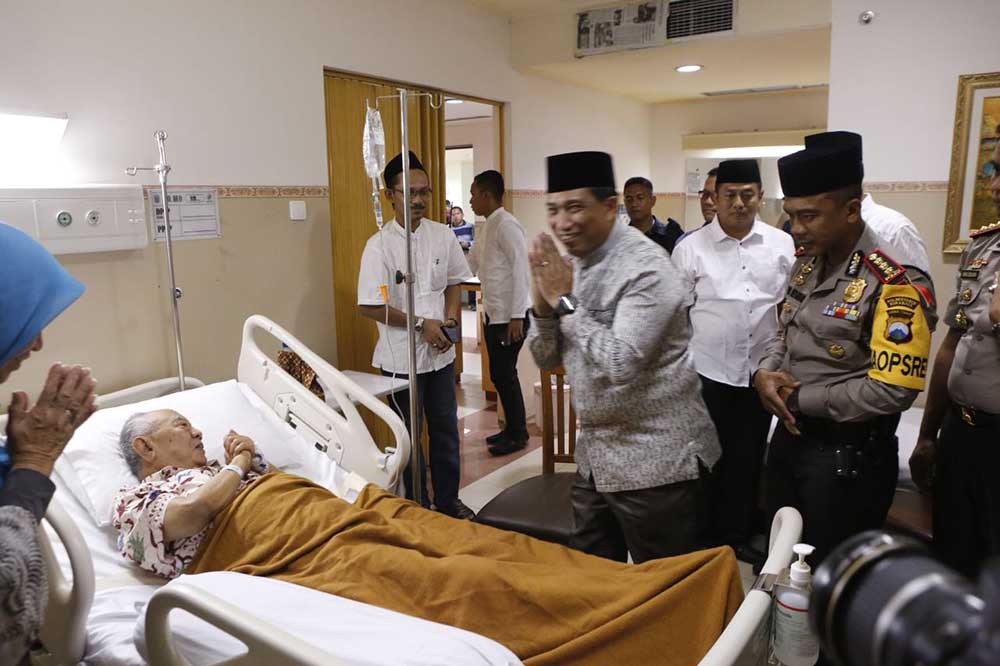 Kapolda Jatim bersama pejabat utama polda dan Kapolrestabes Surabaya menjenguk Gus Solah.