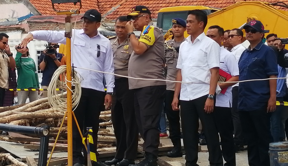Kapolda Jatim Irjen Pol Luki bersama penyidik meninjau Jalan Raya Gubeng