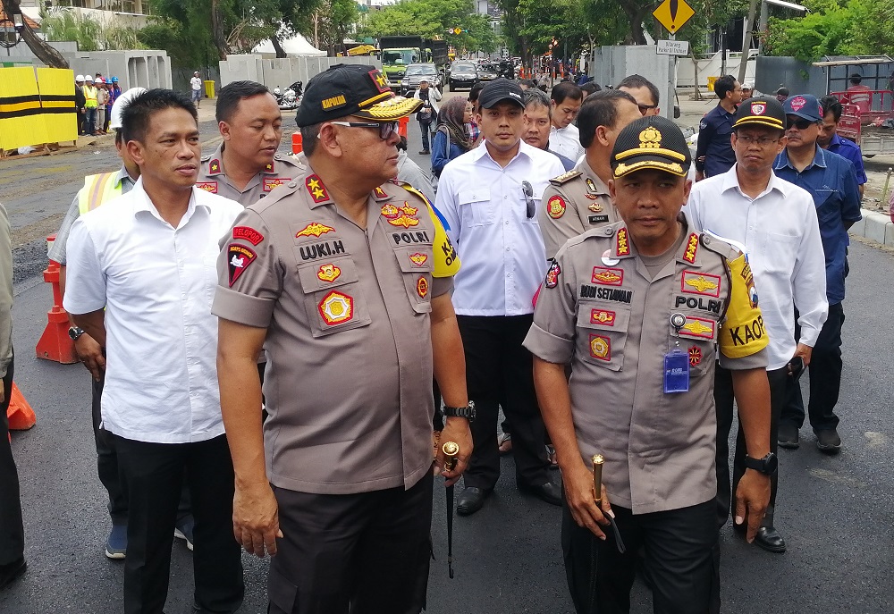 Kapolda Irjen Pol Luki Hermawan melihat Jalan Raya Gubeng yang ambles