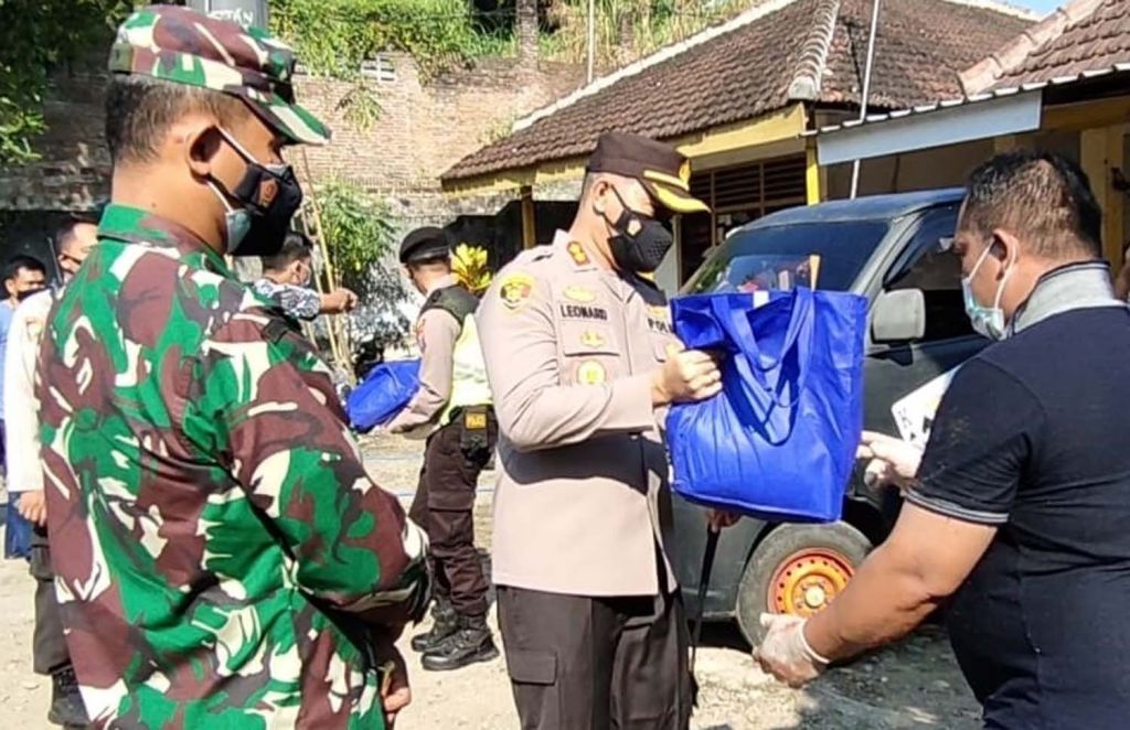 Kapolres dan Dandim 0808 Blitar membagikan daging kurban ke warga