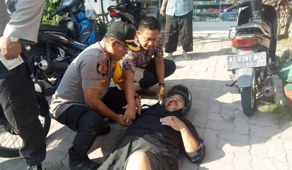Kapolres Magetan, AKBP Muhammad Riffai saat memberikan pertolongan pada korban kecelakaan
