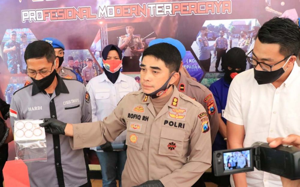 Kapolres Pasuruan AKBP Rofiq Ripto Himawan menunjukkan perhiasan emas milik Raisa yang dirampas kedua pelaku usai melakukan pembunuhan