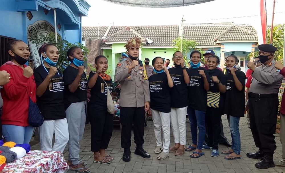Kapolres Pasuruan AKBP Rofiq Ripto Himawan bersama para pelajar Papua di Kampung Tangguh Semeru Perumahan Pondok Mentari, Kecamatan Kejayan