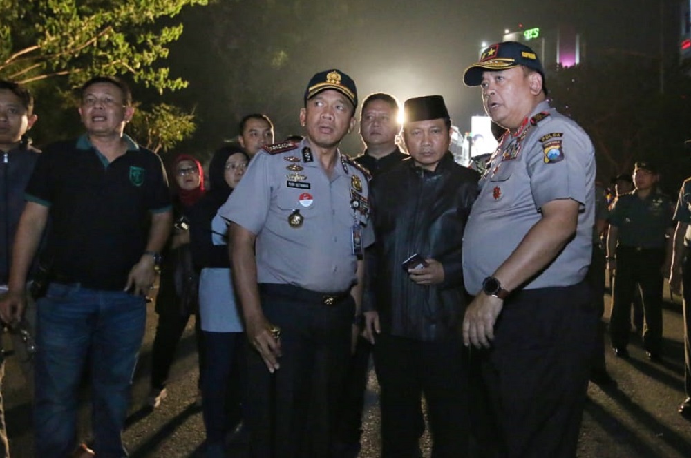 Kapolda Jatim dan Kapolres Surabaya saat meninjau Jalan Gubeng yang ambles.