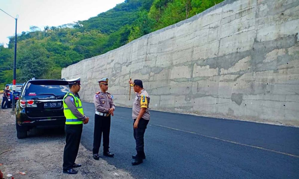 Kapolres Trenggalek, AKBP Didit Bambang Wibowo mengecek titik rawan longsor di jalur penghubung Trenggalek-Ponorogo