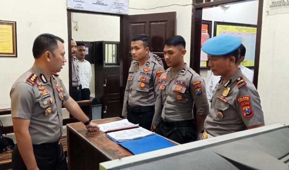 Kapolres Trenggalek AKBP Jean Calvijn Simanjuntak mengecek kesiasiagaan personel jaga ruang tahanan
