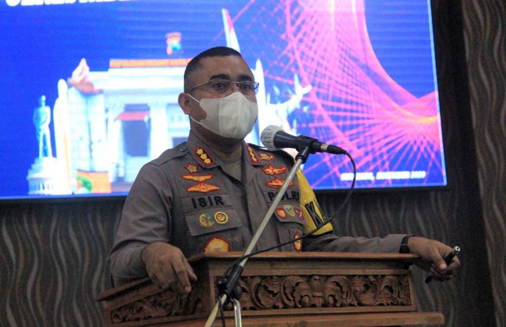 Kapolrestabes Surabaya, Kombes Pol Johnny Eddizon Isir