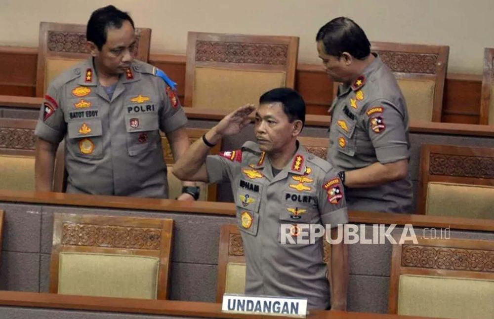 Calon Kapolri Komjen Pol Idham Aziz memberi hormat sebelum mengikuti rapat paripurna DPR di Kompleks Parlemen, Senayan, Jakarta, Kamis (31/10) (Foto: Republika/Prayogi)