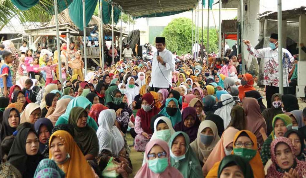 Qosim ceramah di kegiatan pengajian ibu-ibu nelayan 