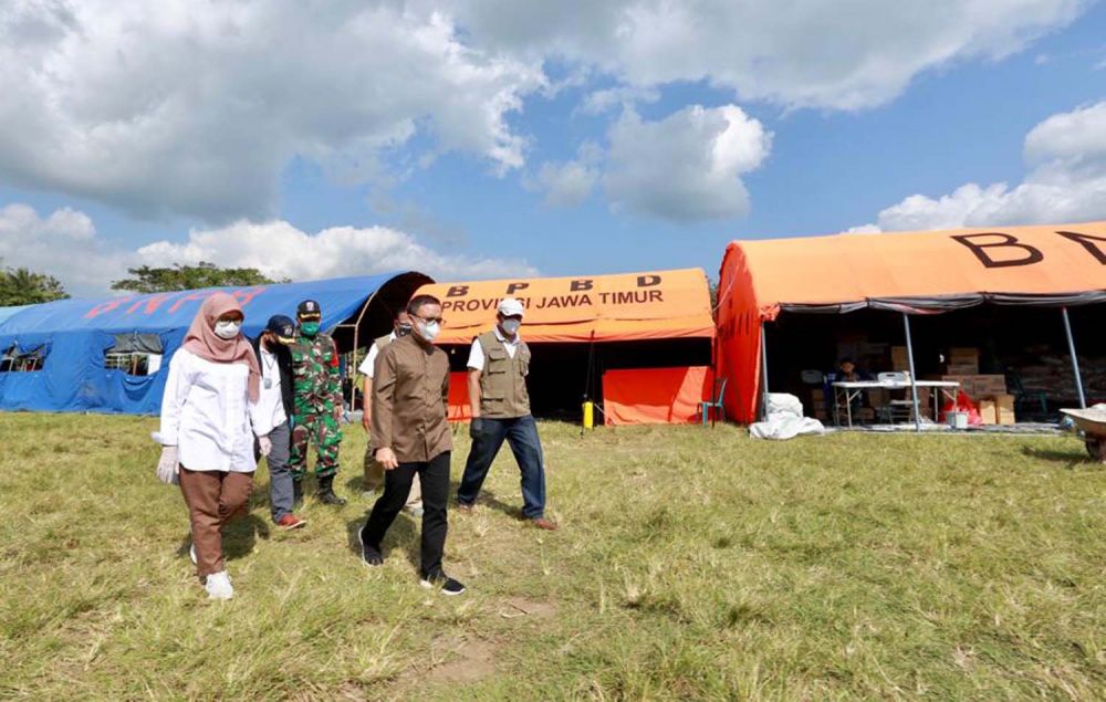 Bupati Banyuwangi Abdullah Azwar Anas didampingi Dandim 0825 saat mengunjungi pesantren klaster Covid-19