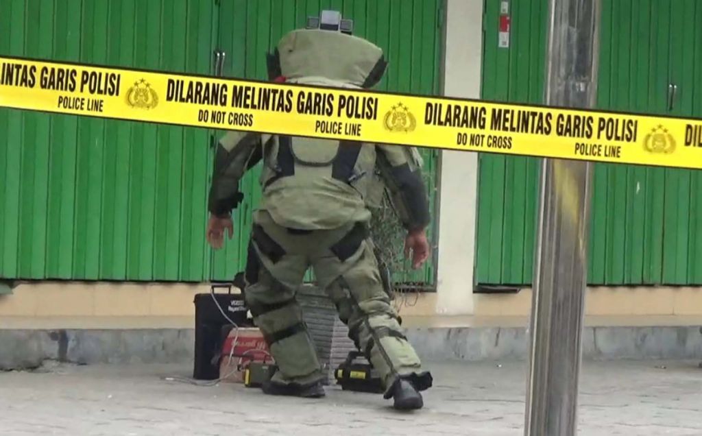 Tim Gegana Brimob Polda Jatim mengevakuasi kardus mencurigakan yang gegerkan warga Madiun