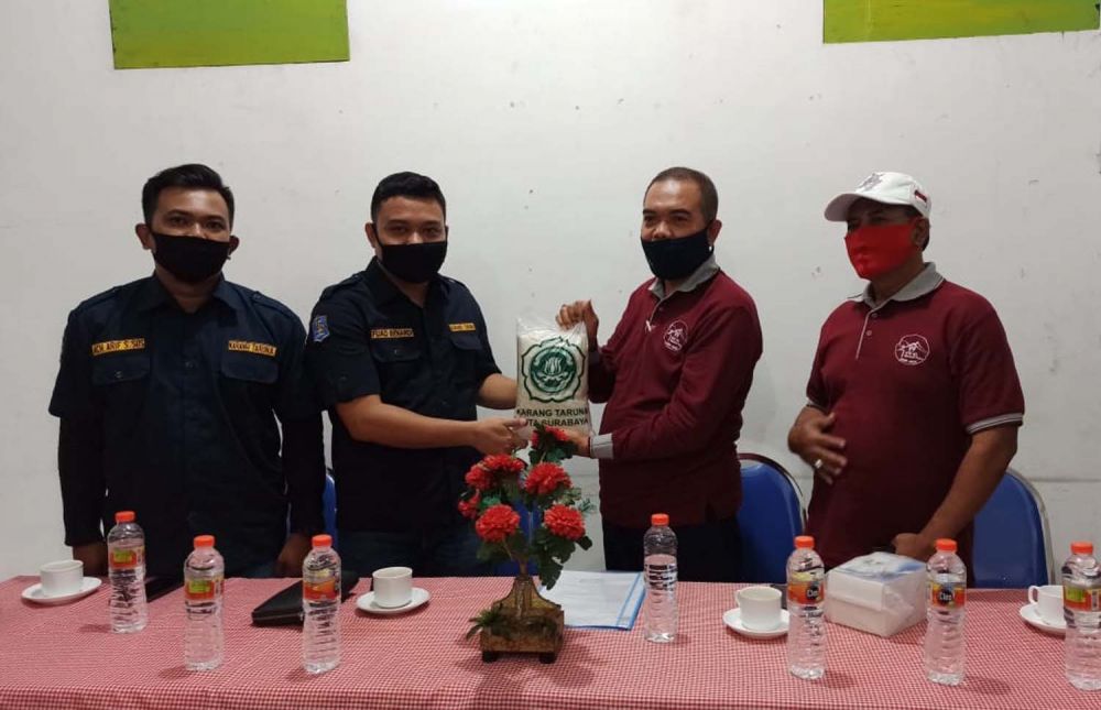 Ketua Karang Taruna Surabaya, Fuad Benardi (dua dari kiri) di Kampung Tangguh RW II, Manukan Mulyo, Kelurahan Manukan Kulon, Kecamatan Tandes