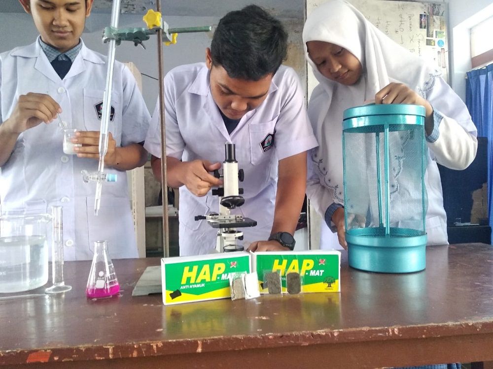 Ke 3 siswa SMA 1 Muhamadiyah berinovasi membuat obat nyamuk elektrik dari alam.