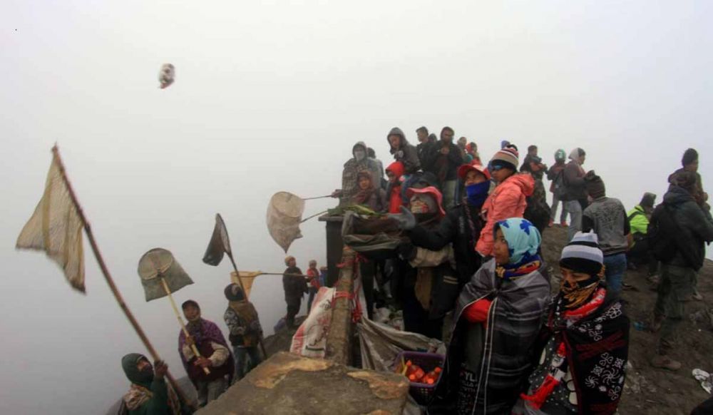 Masyarakat Suku Tengger menggelar ritual Kasada di Gunung Bromo