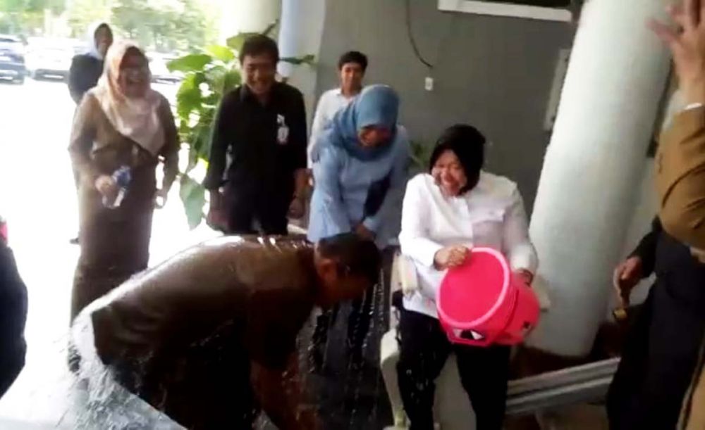 Kepala Satpol PP Irvan Widyanto disiram air oleh Wali Kota Surabaya Tri Rismaharini (Foto: tangkapan layar video yang beredar)