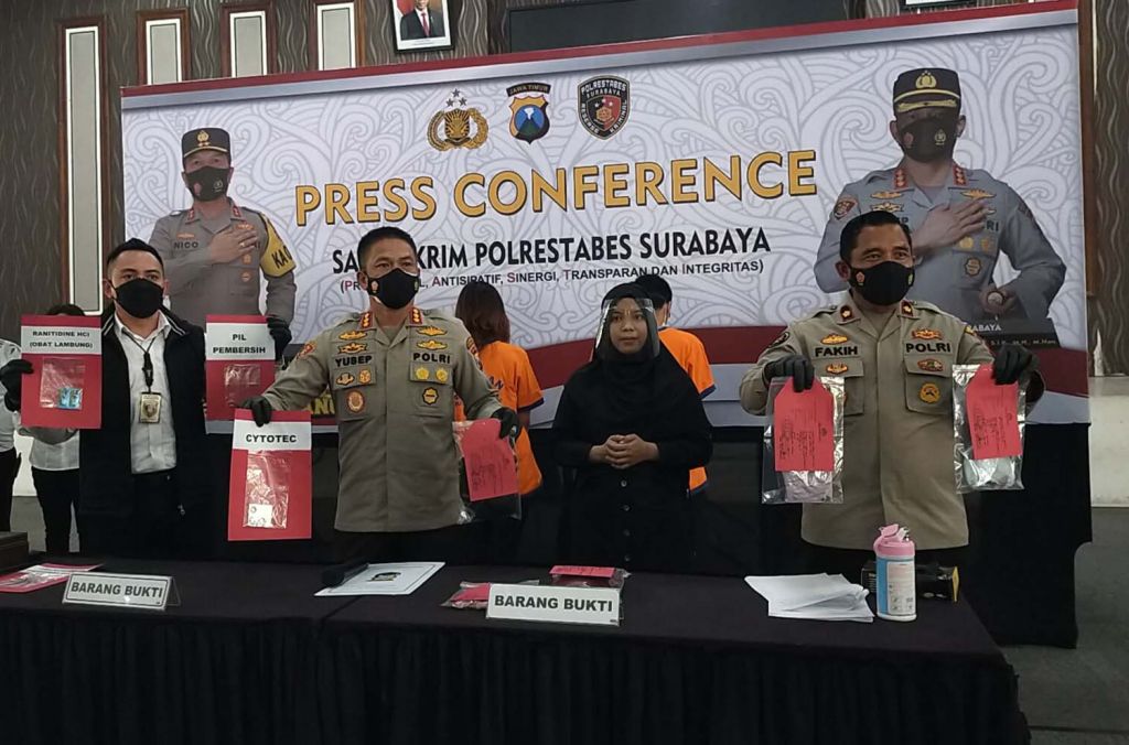 Barang bukti dan tersangka kasus aborsi dibeber di Mapolrestabes Surabaya (Foto: Farizal Tito/jatimnow.com)