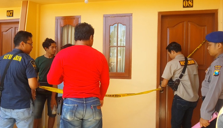 Polisi memasang police line di rumah penampung benur