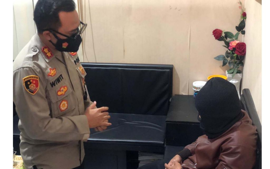 Kapolres Pacitan, AKBP Wiwit Ari Wibisono bersama mantan kades yang menilap bantuan