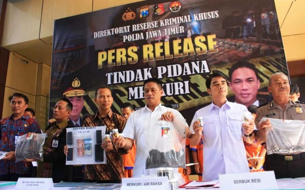 Subdit IV Tipidter Ditreskrimsus Polda Jatim membongkar produksi merkuri dan sianida ilegal di Sidoarjo