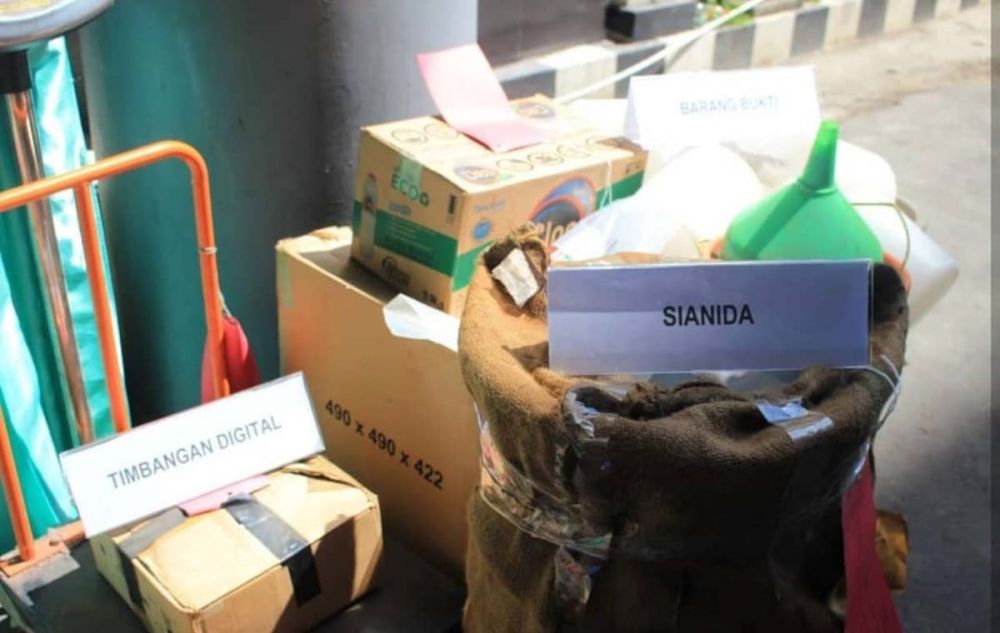 Barang bukti disita Polda Jatim dari produksi merkuri ilegal di Sidoarjo