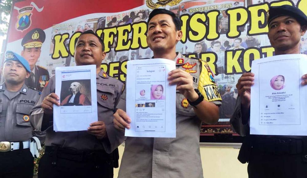 Kapolres Blitar Kota, AKBP Adewira Negara Siregar (dua dari kanan) menunjukkan barang bukti penghinaan terhadap Presiden Jokowi melalui medsos