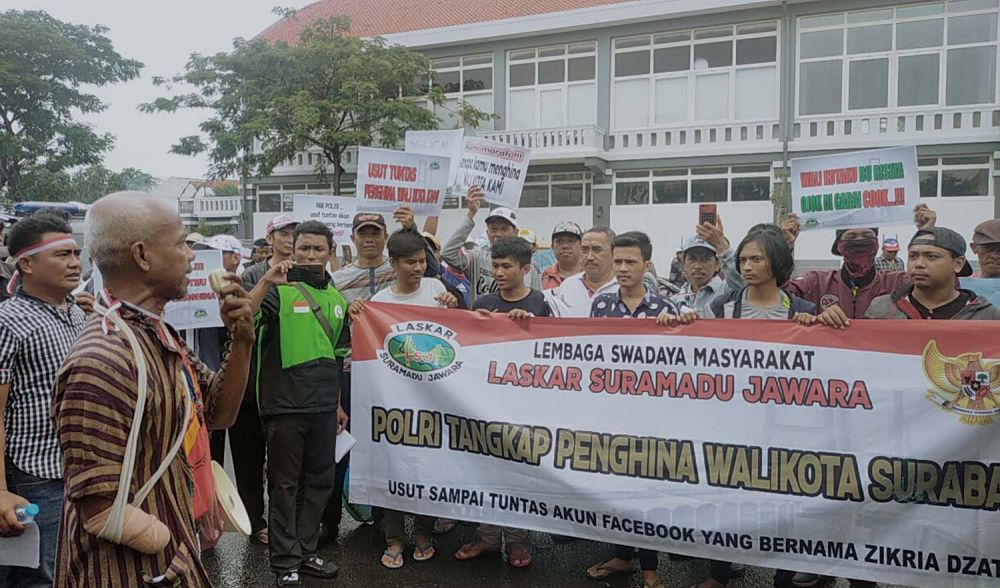 Laskar Suramadu Jawara menggelar aksi damai di depan Mapolrestabes Surabaya menuntut penghina Wali Kota Risma ditangkap