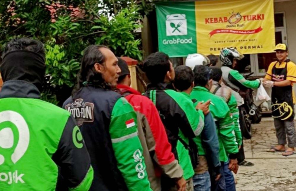 Para driver ojek online mengantre untuk memesan Kebab Turki Baba Rafi