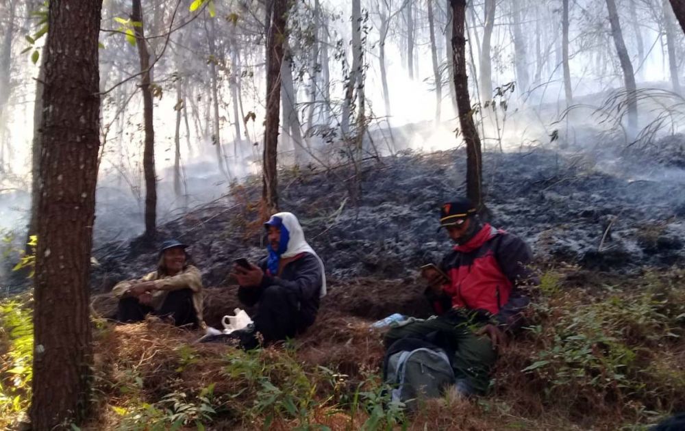 Proses pemadaman kebakaran hutan di Gunung Lawu