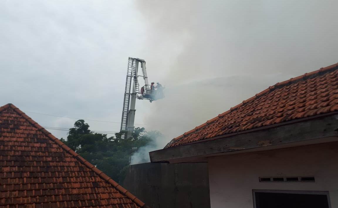 Mobil Bronto Skylift diterjunkan untuk memadamkan api dari ketinggian