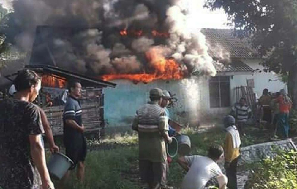 Kios bensin dan toko di Desa Patemon, Kecamatan Krejengan, Kabupaten Probolinggo terbakar