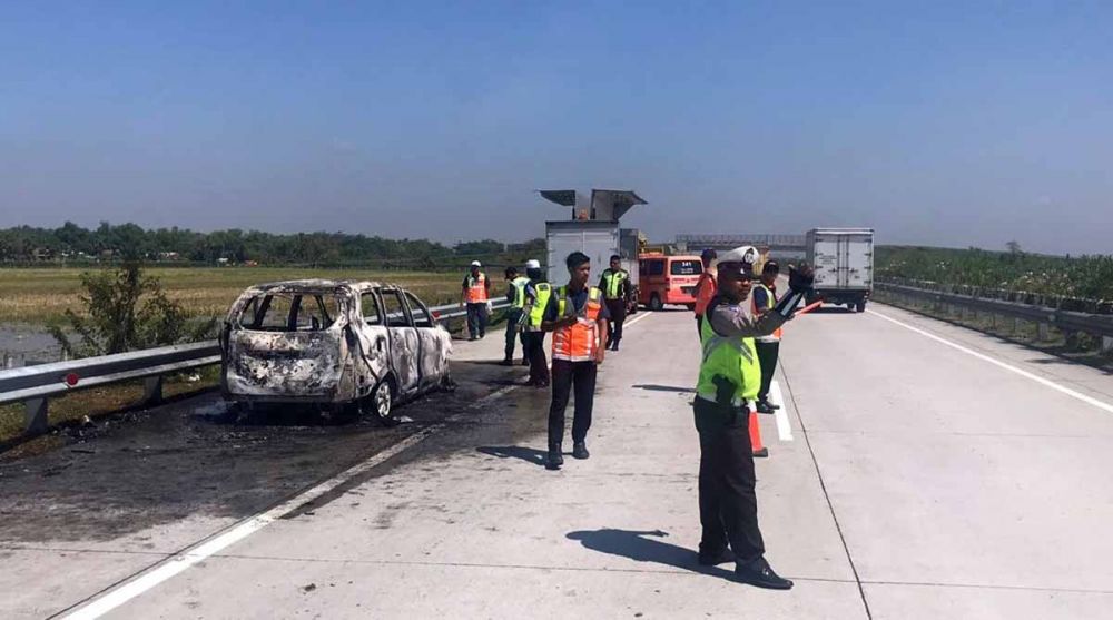 Toyota Avanza Hangus Terbakar di Tol Mojokerto-Jombang