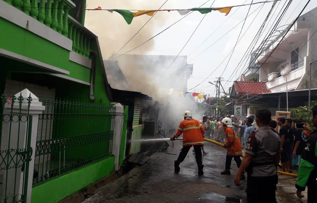 Petugas pemadam kebakaran melakukan pemadaman
