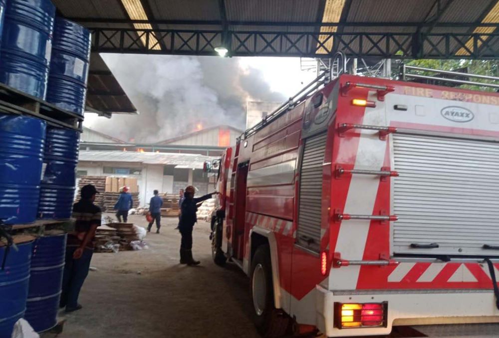 Pabrik pakan ternak PT Central Protein Prima di Desa Bringin Bendo, Kecamatan Taman, Kabupaten Sidoarjo terbakar