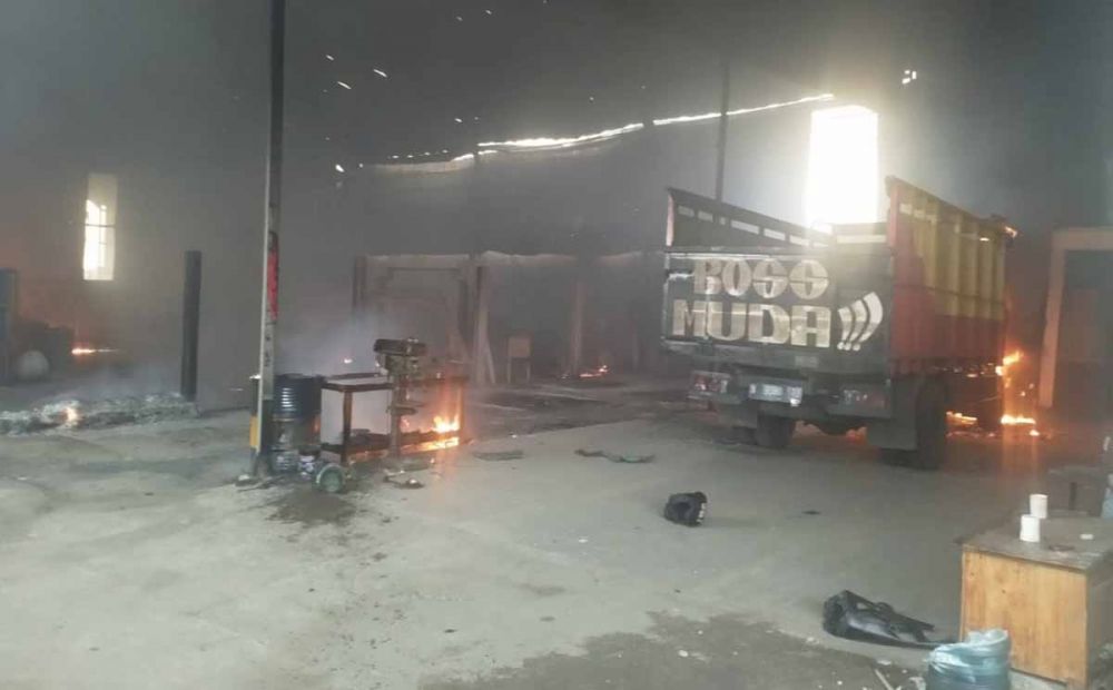 Gudang berisi tumpukan kasur spon yang terbakar di Pandaan, Pasuruan